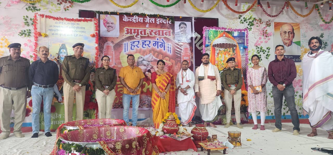फोटो/वीडियो गैलरी 16 Maa Kripa Jyotish Pujan Path गुरुजी के द्वारा कारागार में कुंभ: गंगा जल स्नान से आत्मशुद्धि.